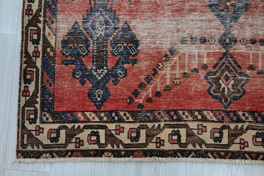 red Medium rug 4' 9" x 6' 10"