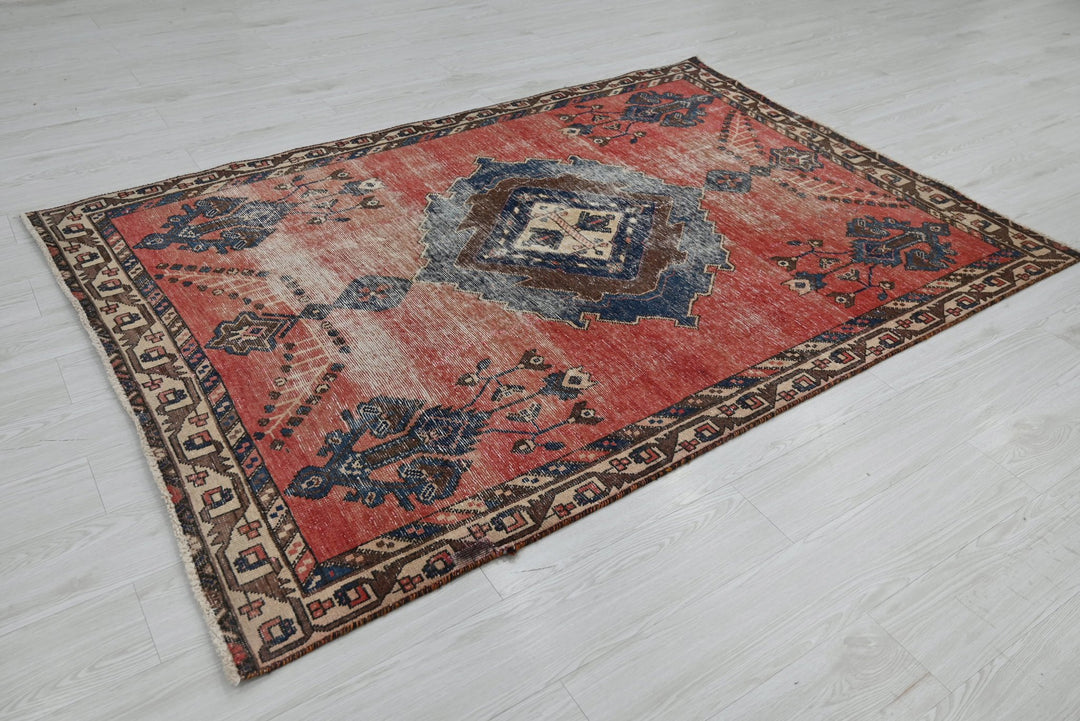 red Medium rug 4' 9" x 6' 10"