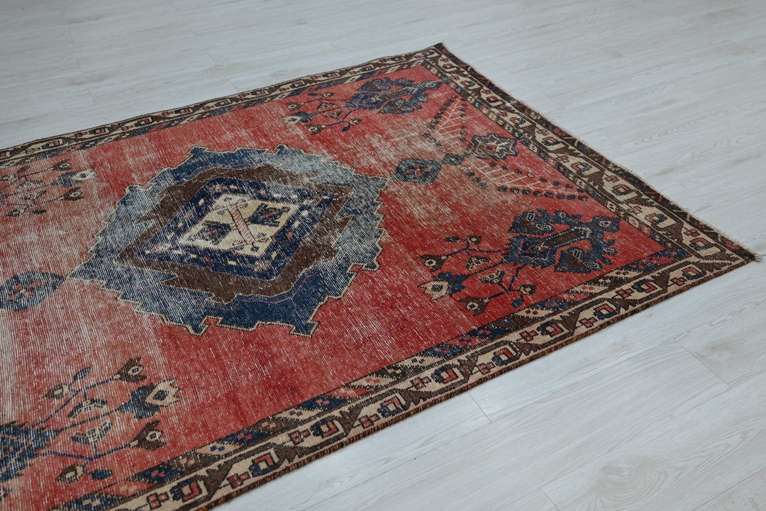 red Medium rug 4' 9" x 6' 10"