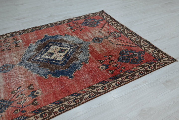 red Medium rug 4' 9" x 6' 10"