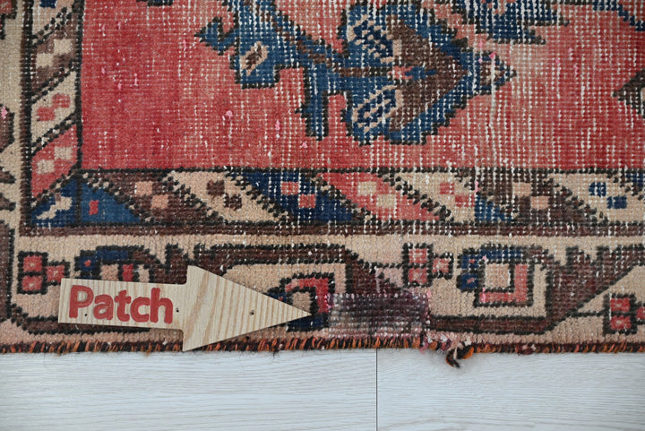 red Medium rug 4' 9" x 6' 10"