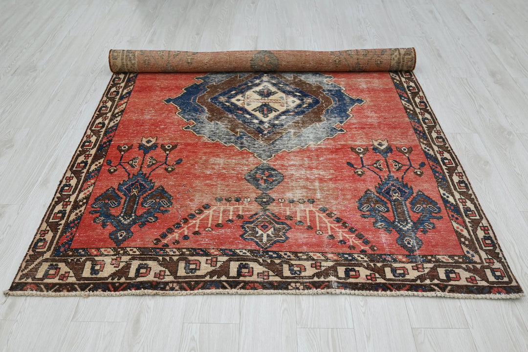 red Medium rug 4' 9" x 6' 10"