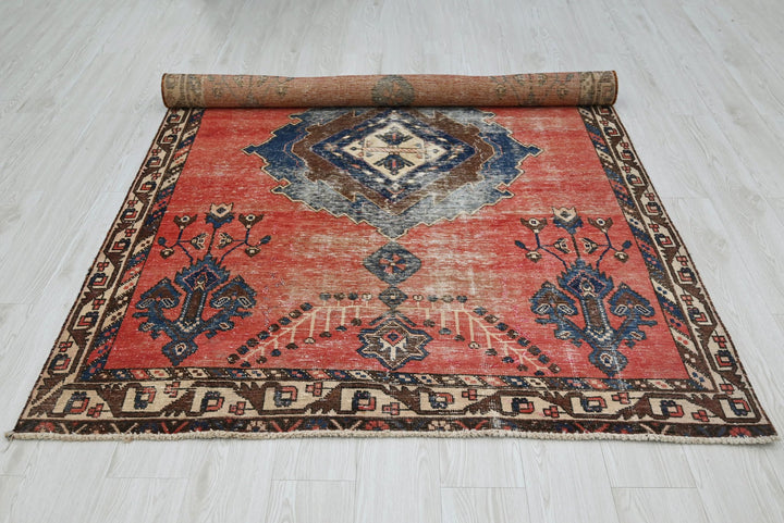 red Medium rug 4' 9" x 6' 10"