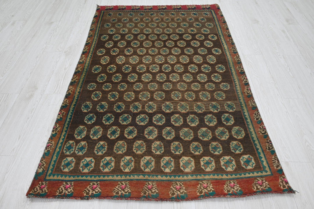 brown Accent rug 3' 10" x 6' 3"