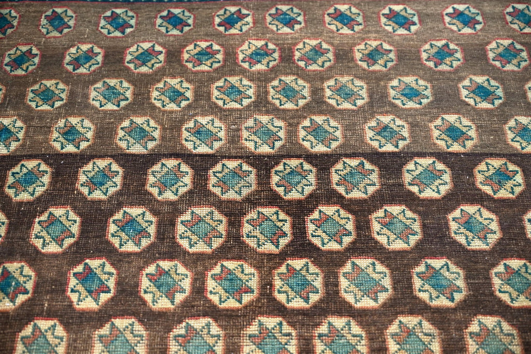 brown Accent rug 3' 10" x 6' 3"