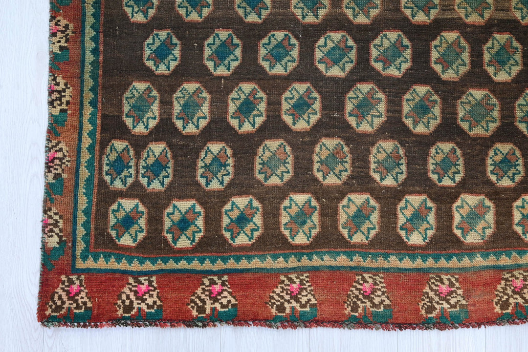 brown Accent rug 3' 10" x 6' 3"