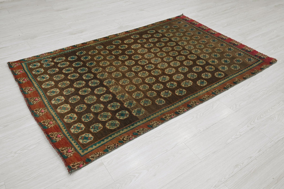 brown Accent rug 3' 10" x 6' 3"