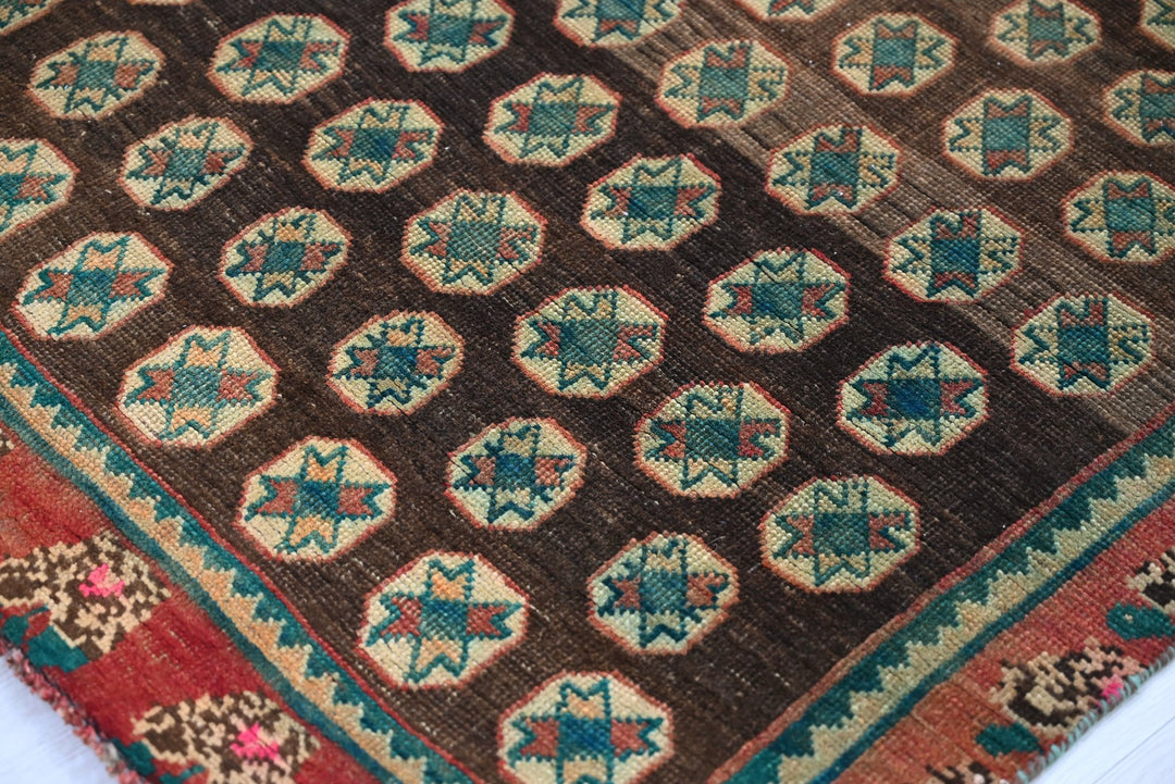 brown Accent rug 3' 10" x 6' 3"