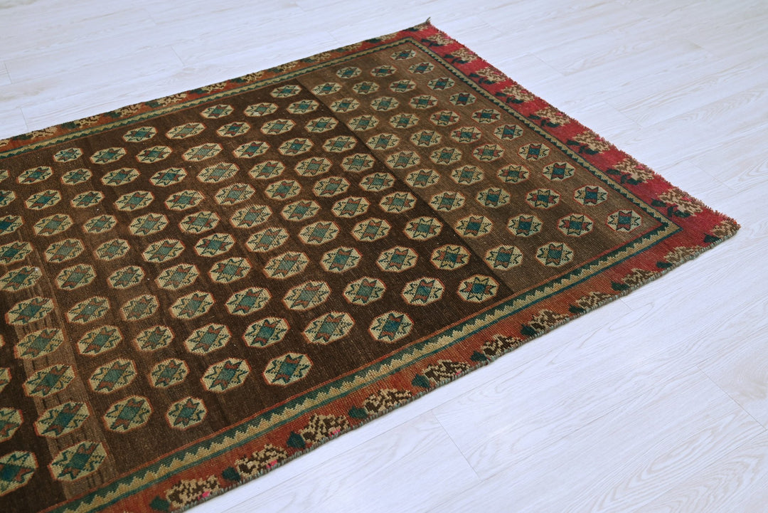 brown Accent rug 3' 10" x 6' 3"