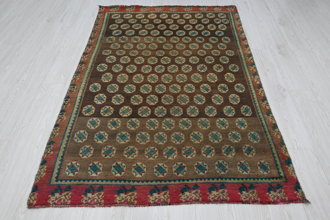 brown Accent rug 3' 10" x 6' 3"
