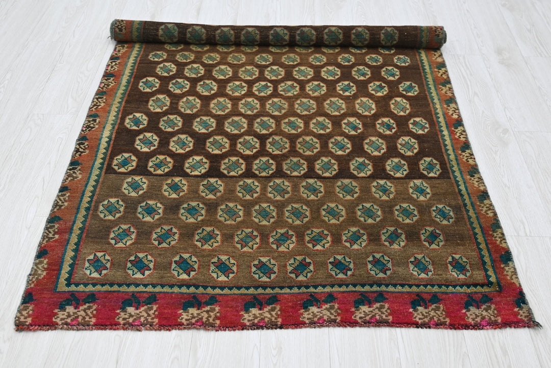 brown Accent rug 3' 10" x 6' 3"