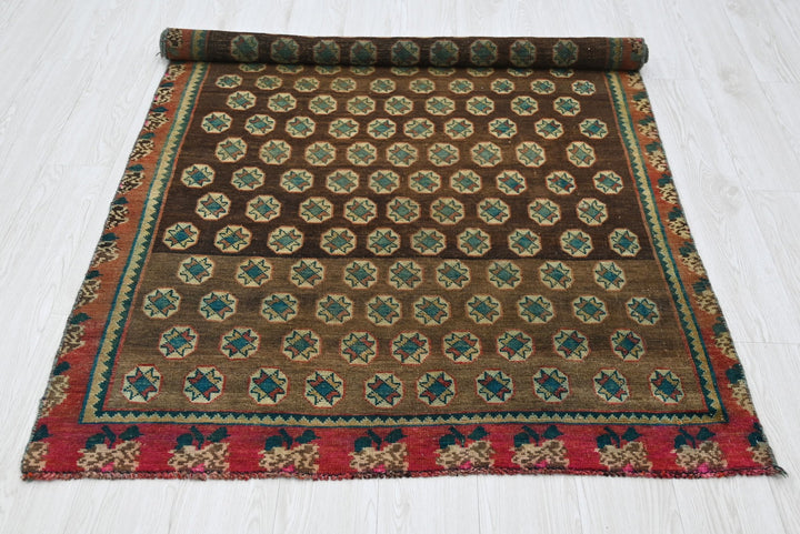 brown Accent rug 3' 10" x 6' 3"