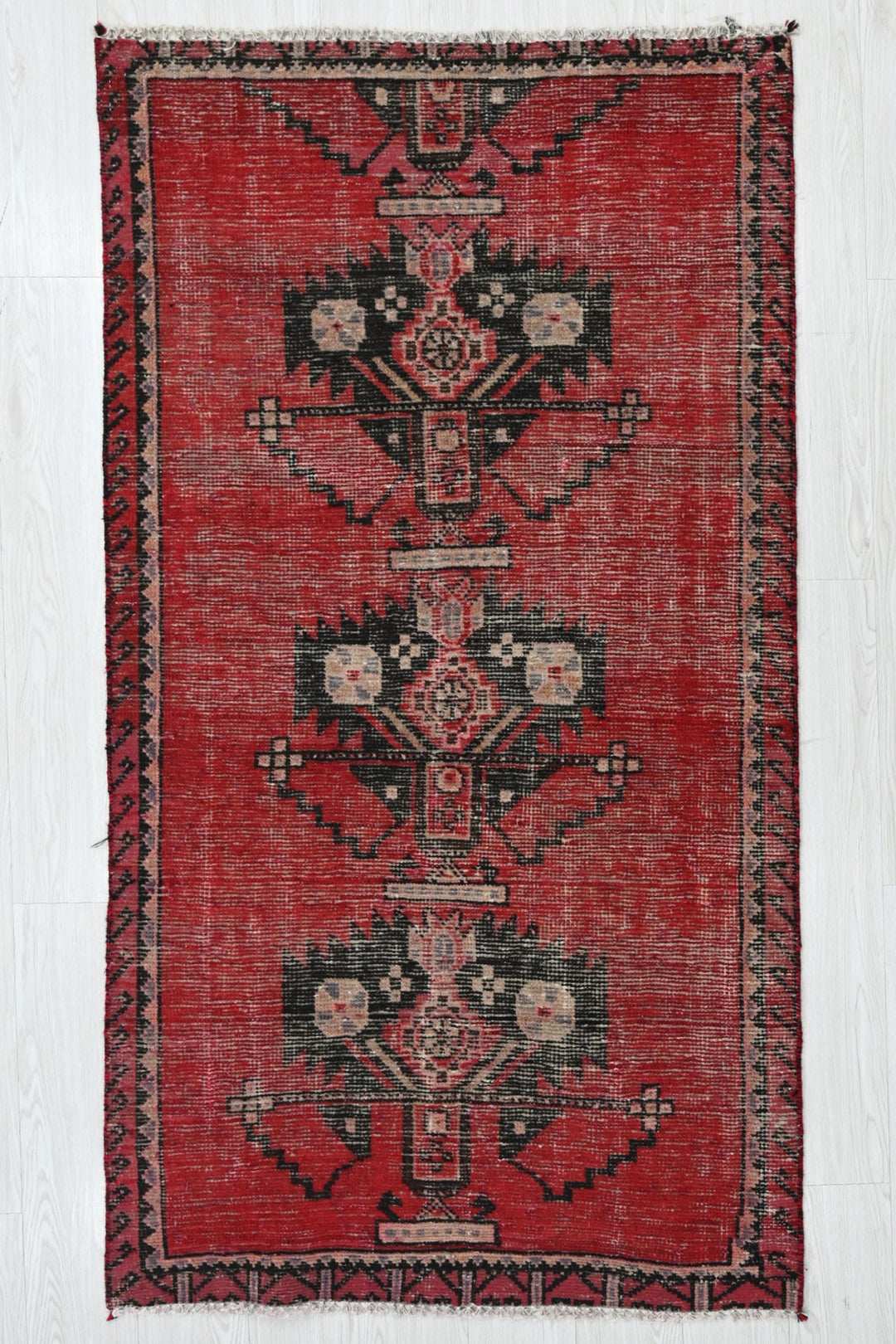 red Accent rug 3' 1" x 6' 1"