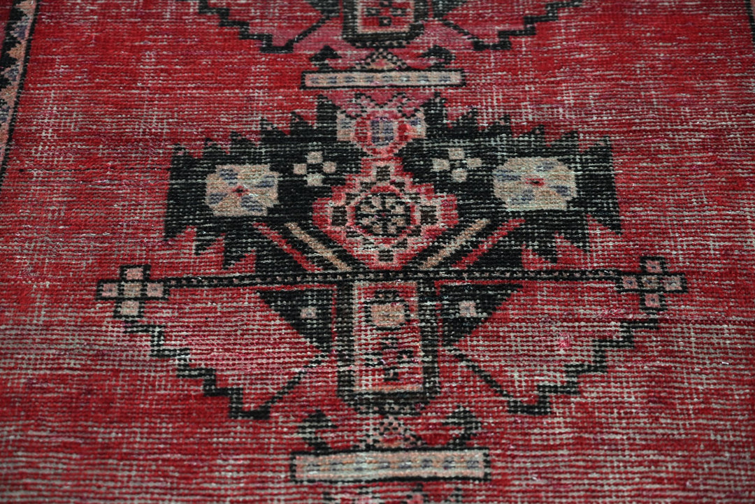 red Accent rug 3' 1" x 6' 1"