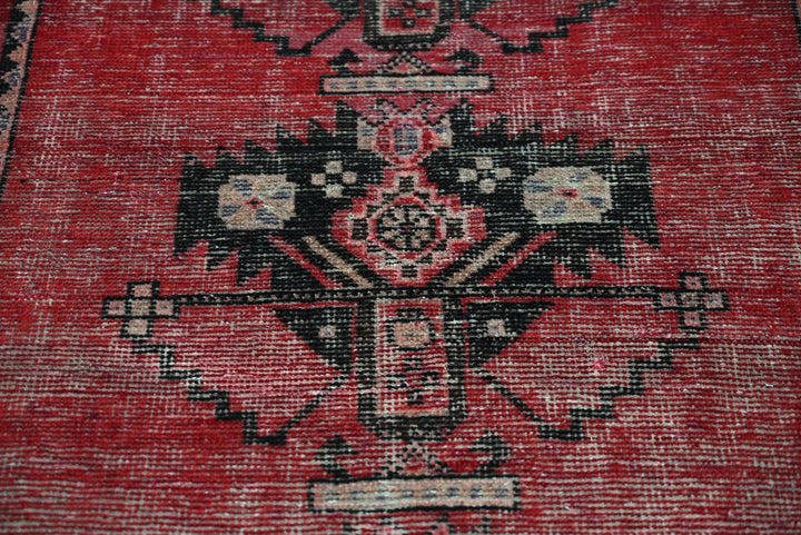red Accent rug 3' 1" x 6' 1"