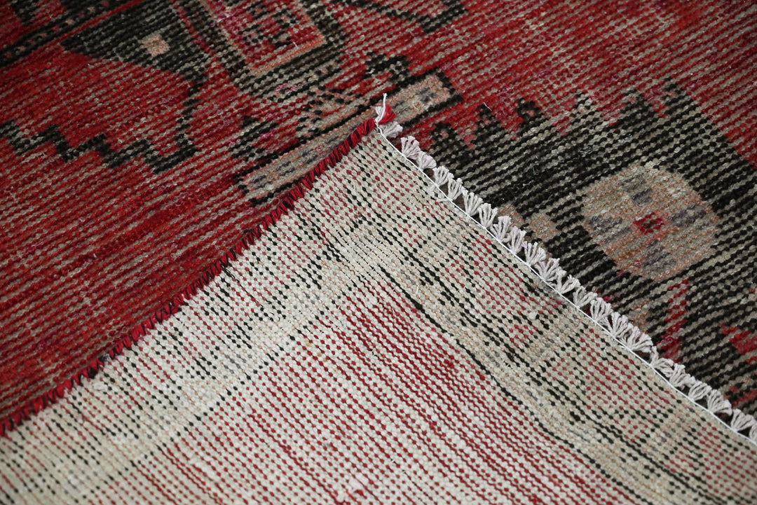 red Accent rug 3' 1" x 6' 1"