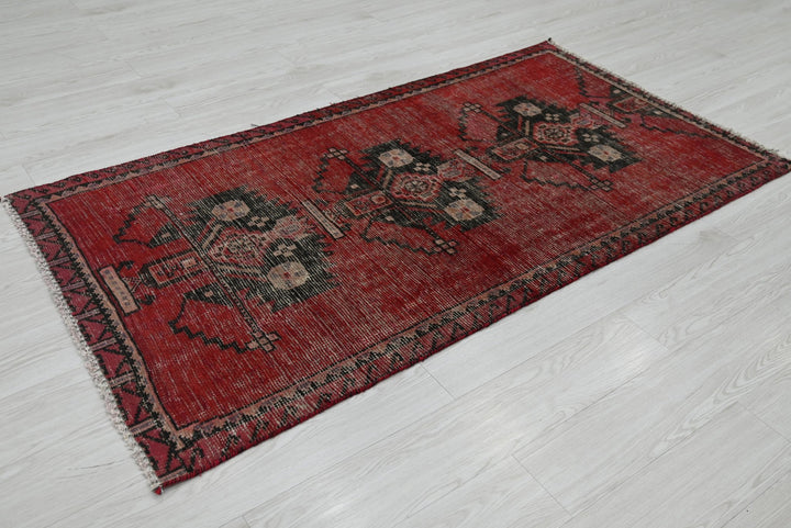 red Accent rug 3' 1" x 6' 1"