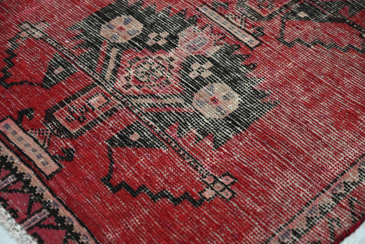 red Accent rug 3' 1" x 6' 1"