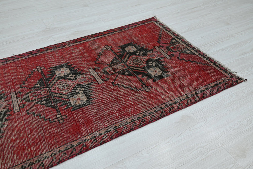 red Accent rug 3' 1" x 6' 1"