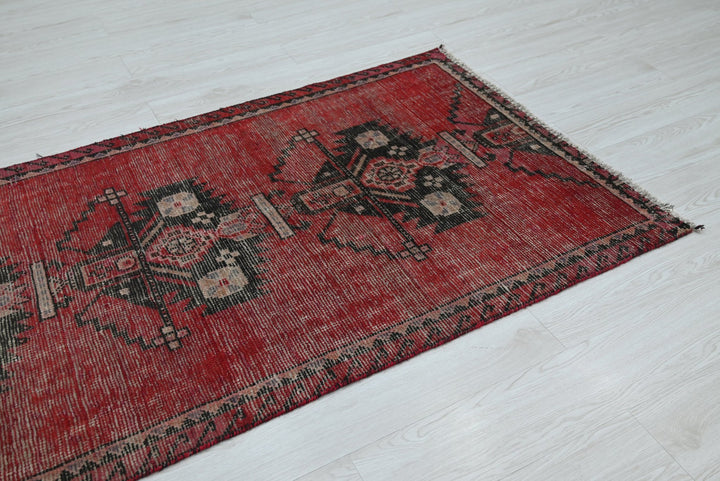 red Accent rug 3' 1" x 6' 1"