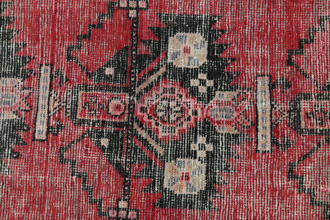 red Accent rug 3' 1" x 6' 1"