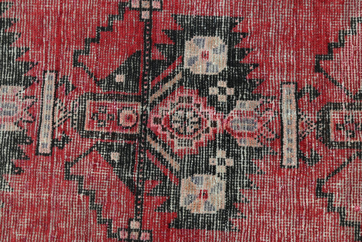 red Accent rug 3' 1" x 6' 1"