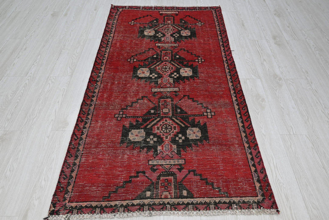 red Accent rug 3' 1" x 6' 1"