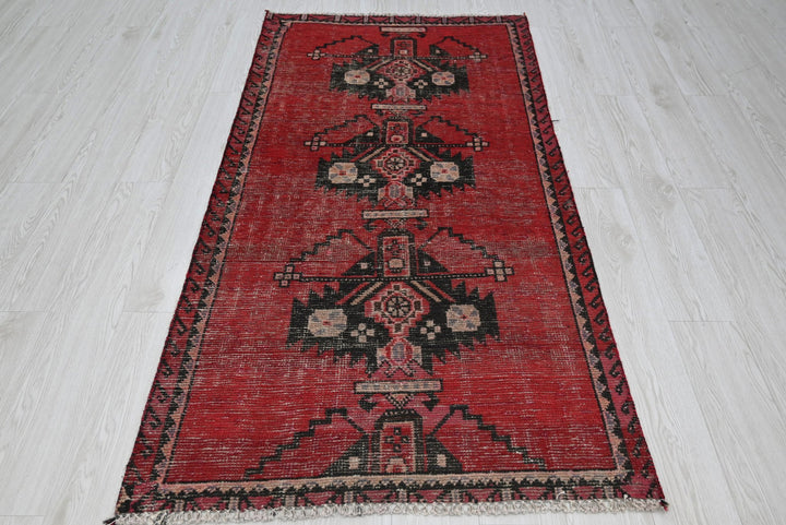 red Accent rug 3' 1" x 6' 1"