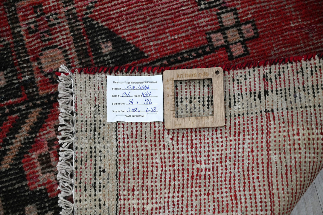 red Accent rug 3' 1" x 6' 1"