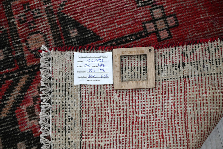 red Accent rug 3' 1" x 6' 1"