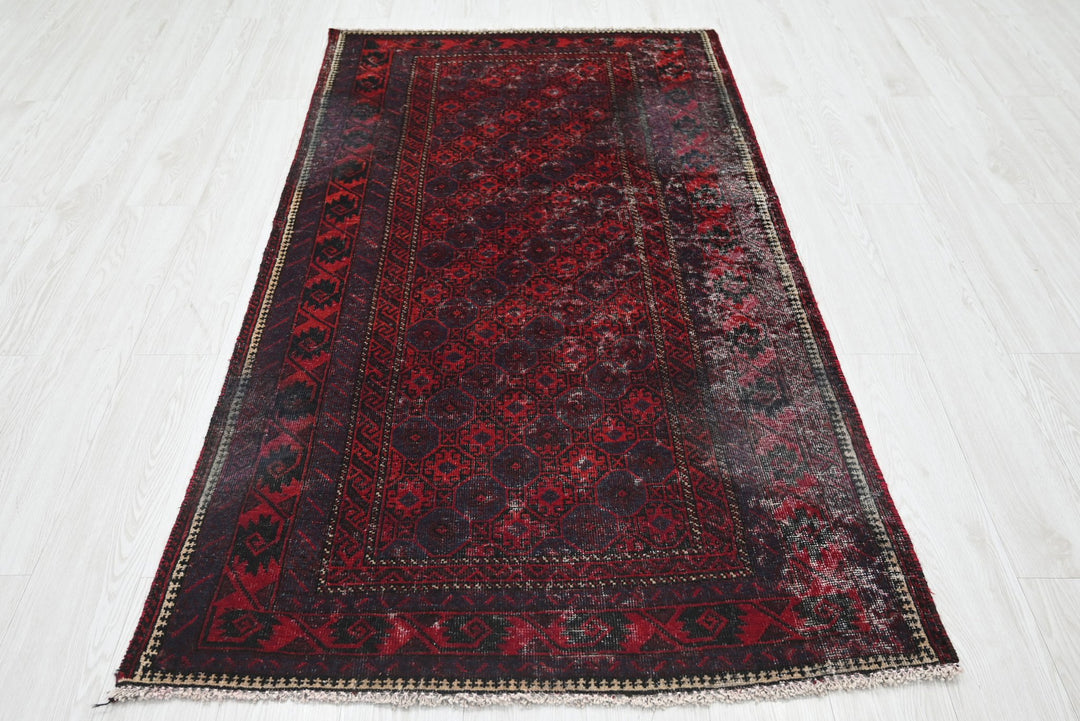 red Accent rug 3' 5" x 6' 3"