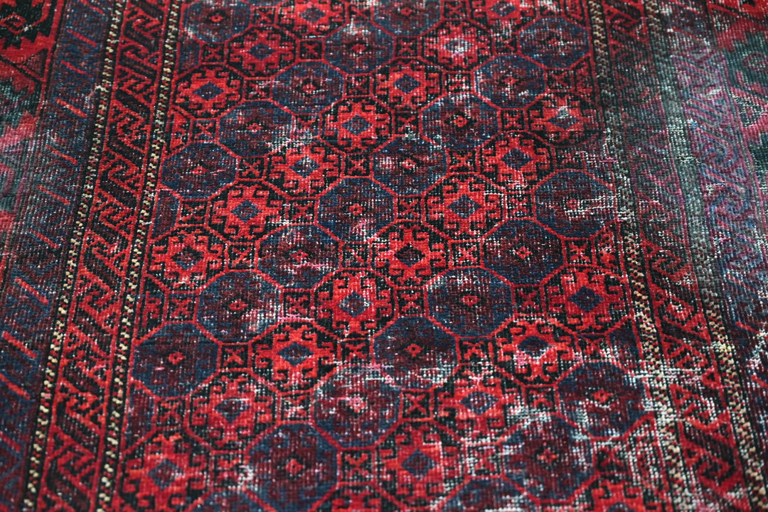red Accent rug 3' 5" x 6' 3"