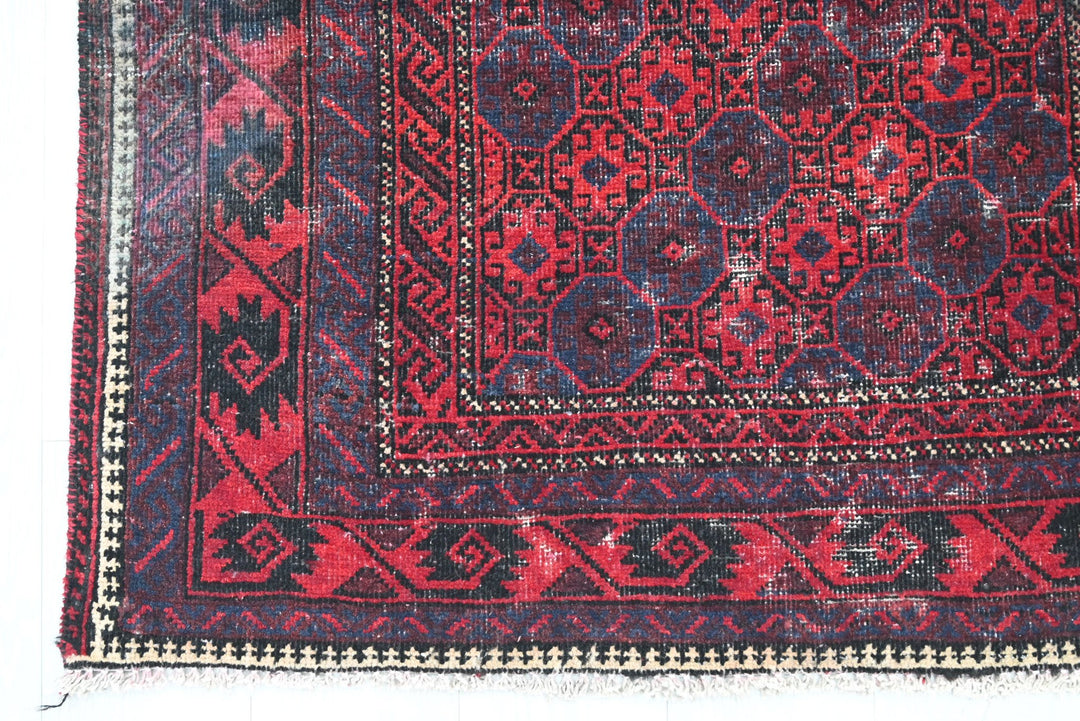 red Accent rug 3' 5" x 6' 3"