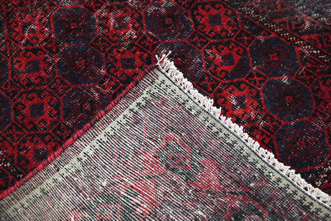 red Accent rug 3' 5" x 6' 3"