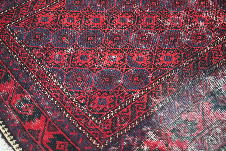 red Accent rug 3' 5" x 6' 3"