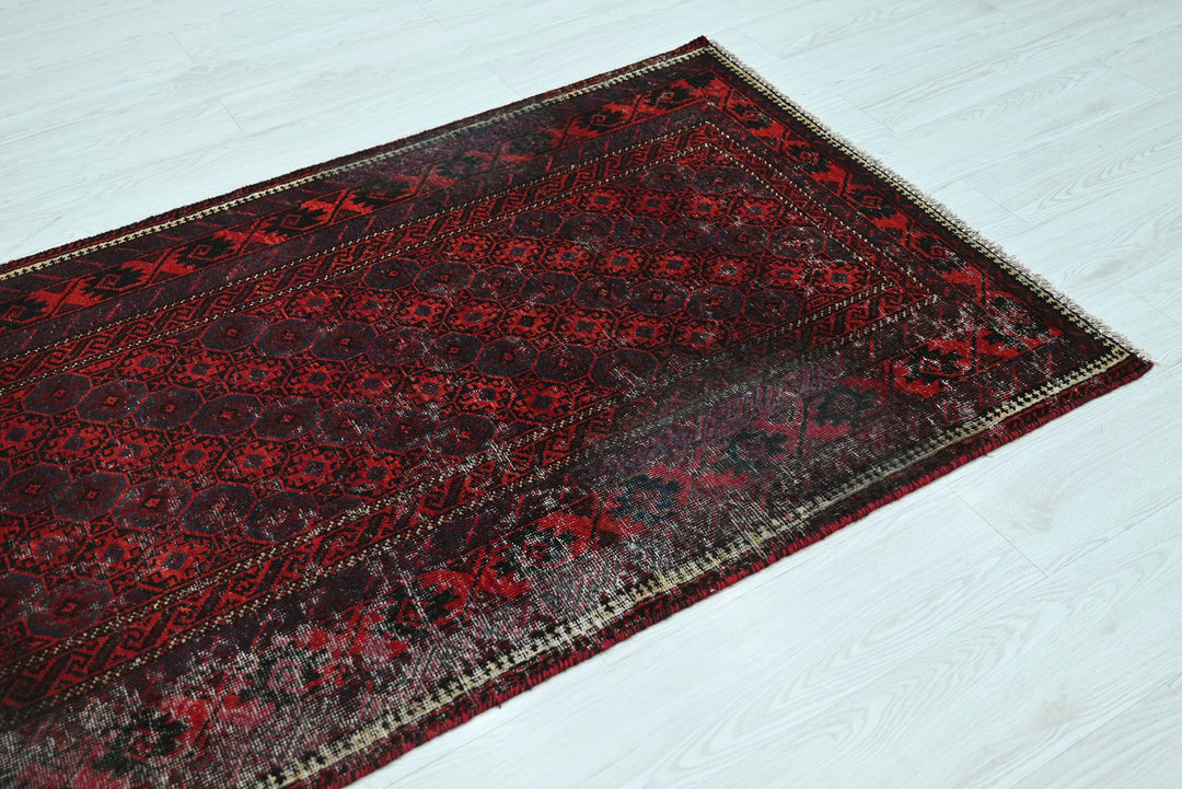 red Accent rug 3' 5" x 6' 3"