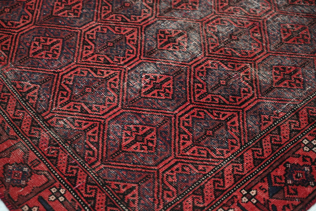 red Accent rug 3' 3" x 6' 2"