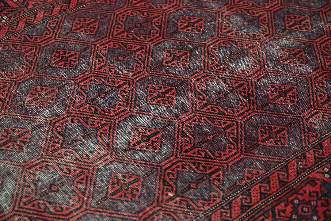 red Accent rug 3' 3" x 6' 2"