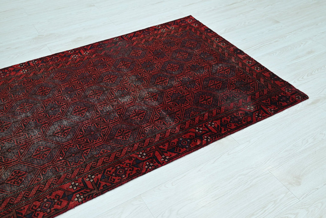 red Accent rug 3' 3" x 6' 2"