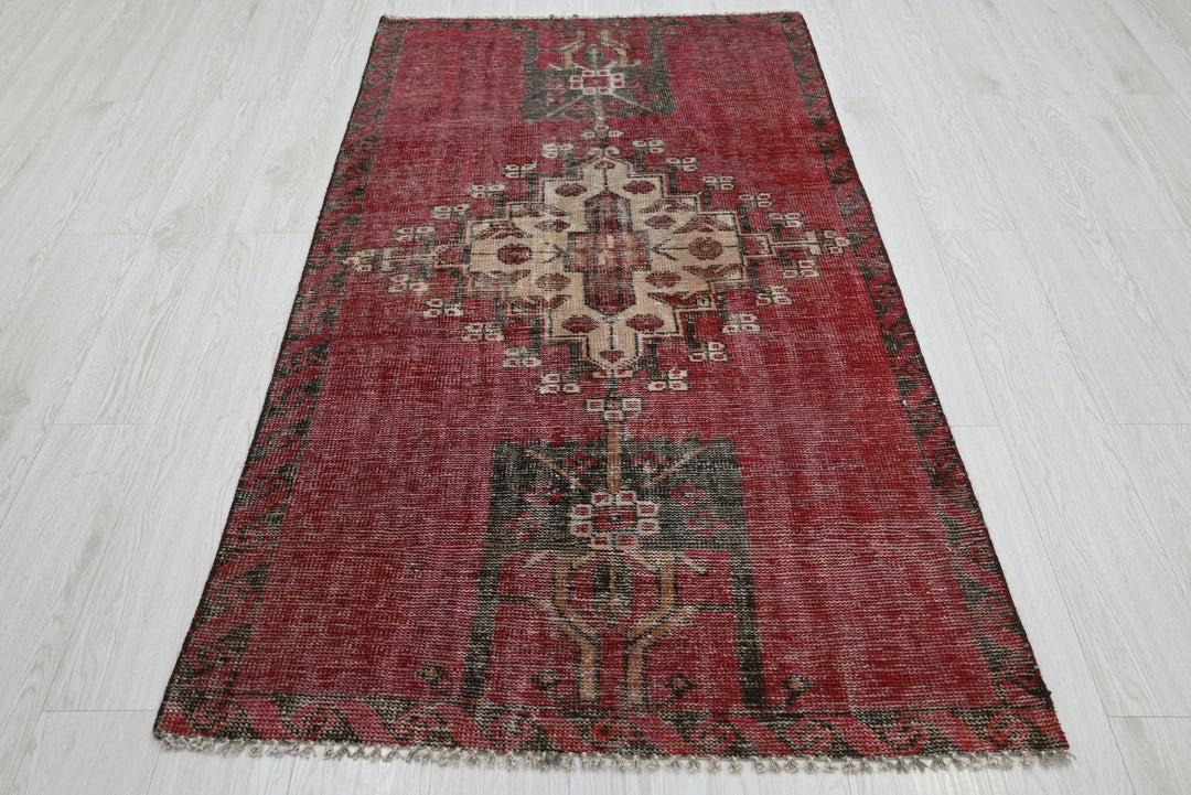 red Accent rug 3' 2" x 5' 9"