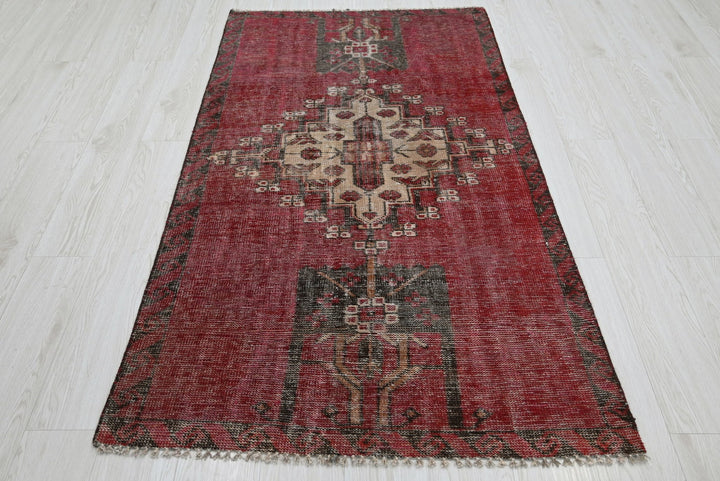 red Accent rug 3' 2" x 5' 9"