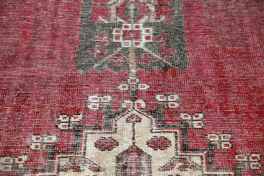 red Accent rug 3' 2" x 5' 9"