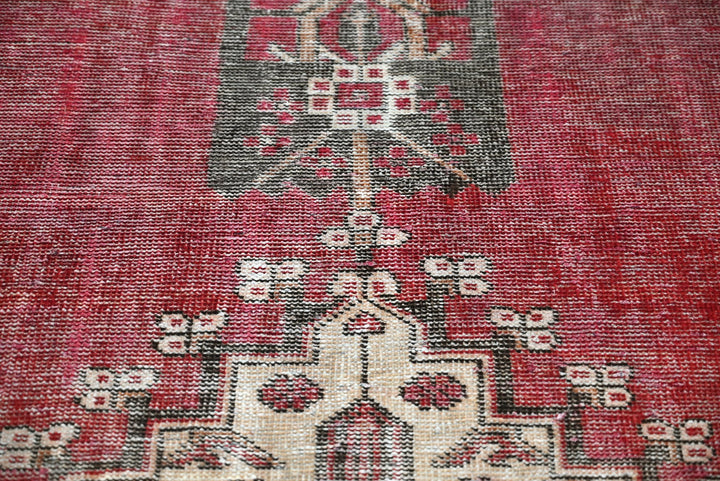 red Accent rug 3' 2" x 5' 9"