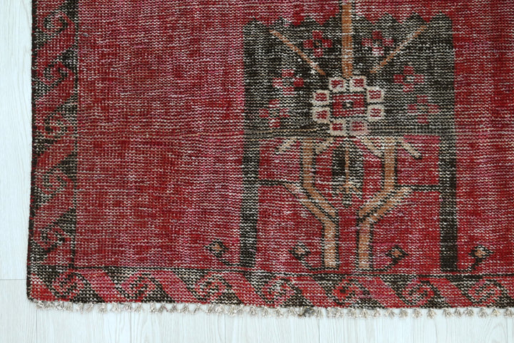 red Accent rug 3' 2" x 5' 9"