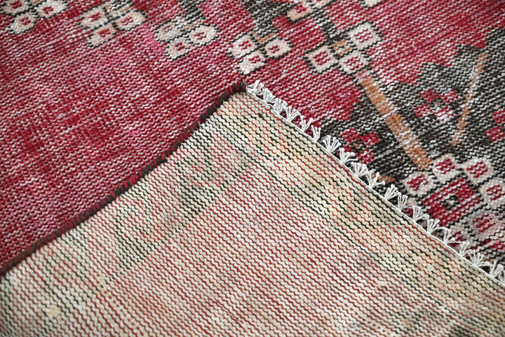 red Accent rug 3' 2" x 5' 9"