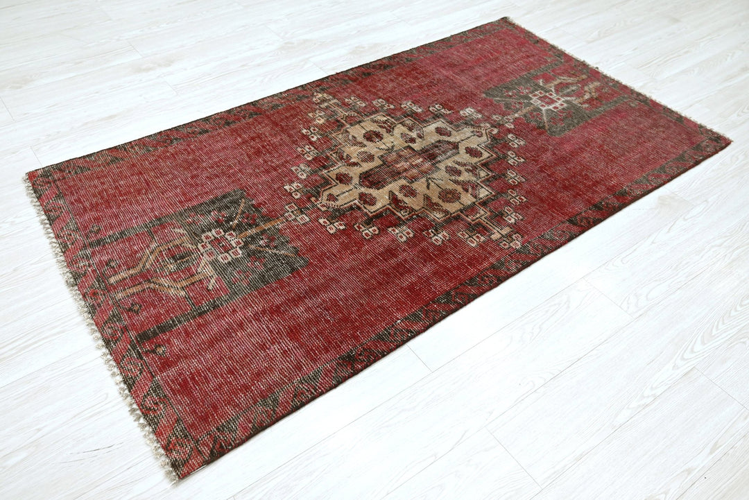 red Accent rug 3' 2" x 5' 9"