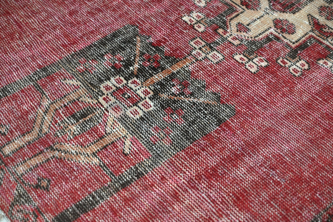 red Accent rug 3' 2" x 5' 9"