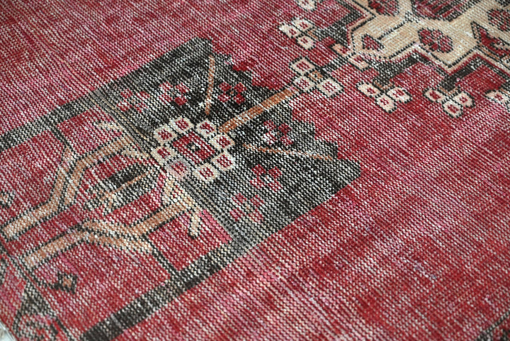 red Accent rug 3' 2" x 5' 9"