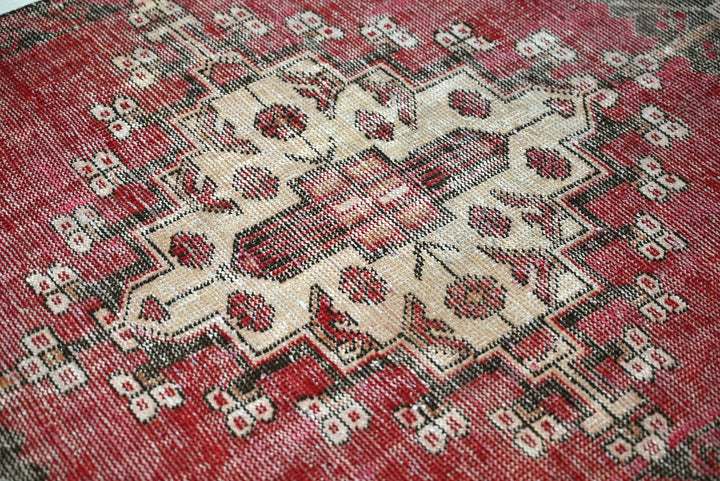 red Accent rug 3' 2" x 5' 9"