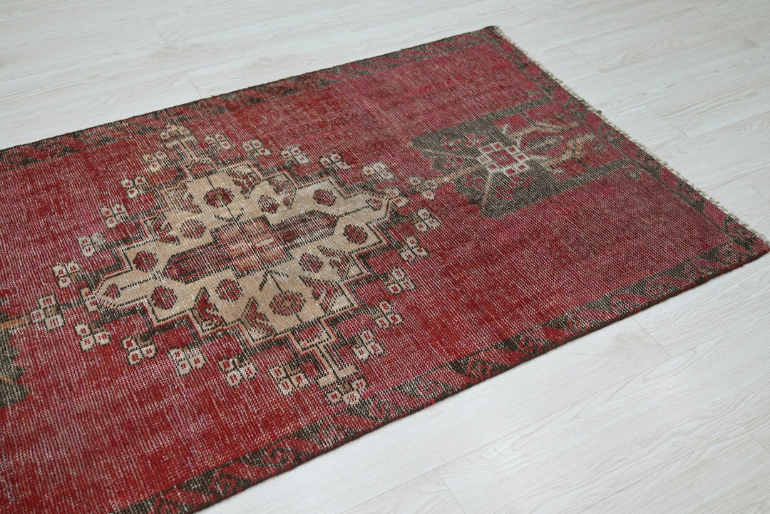 red Accent rug 3' 2" x 5' 9"